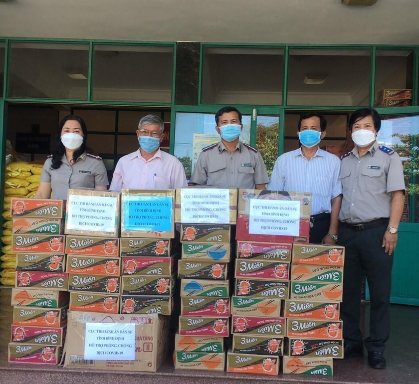 Thi hành án dân sự Bình Định hỗ trợ nhu yếu phẩm phòng chống dịch Covid -19