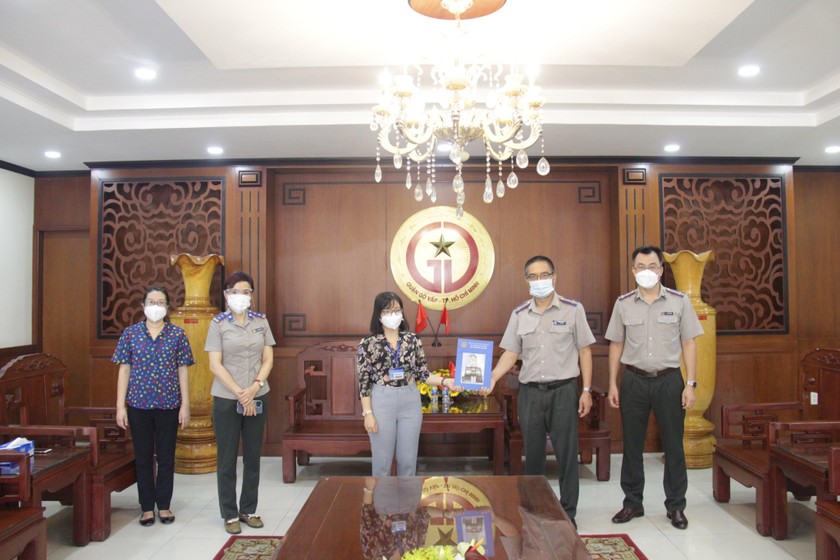Phó Cục trưởng Cục Thi hành án Dân sự TPHCM Lê Hữu Hòa (thứ 2 từ phải qua) trao tặng số tiền 20 triệu đồng ủng hộ Quỹ phòng, chống COVID-19 quận Gò Vấp