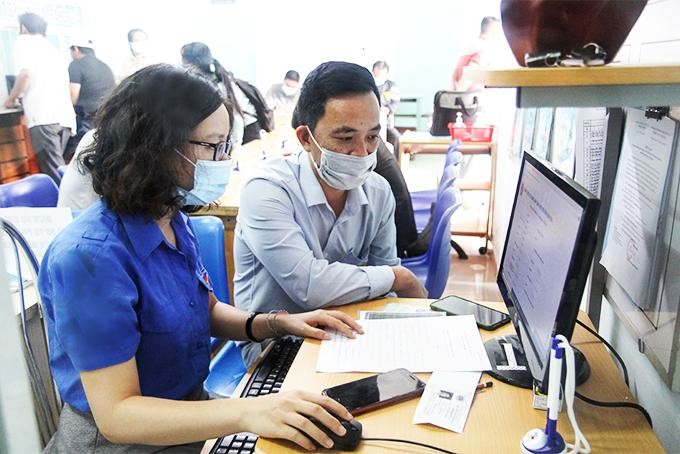 Công chức Sở Tư pháp Khánh Hòa hỗ trợ người dân thực hiện thủ tục cấp phiếu lý lịch tư pháp trực tuyến