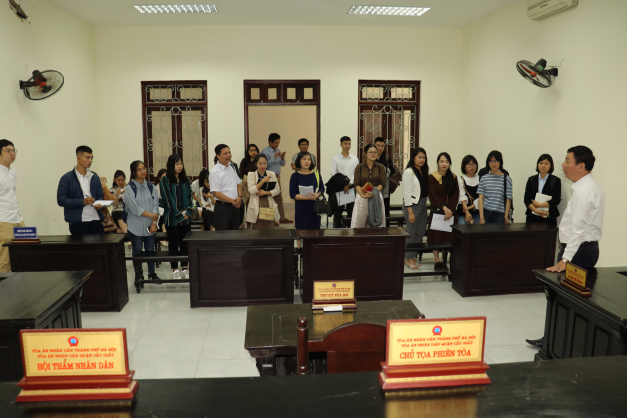 Học viên Lớp đào tạo chung nguồn thẩm phán, kiểm sát viên, luật sư khoá 4 tại Hà Nội đi kiến tập tại Toà án nhân dân quận Cầu Giấy.