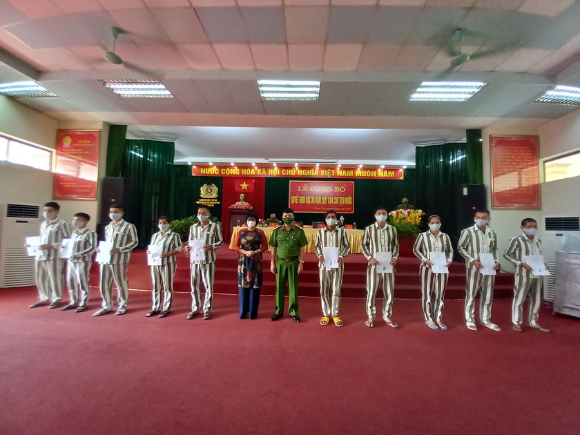 Thứ trưởng Bộ Tư pháp Đặng Hoàng Oanh và Đại tá Nguyễn Thành Công , Giám thị trại giam Hoàng Tiến trao giấy chứng nhận đặc xá cho các phạm nhân.