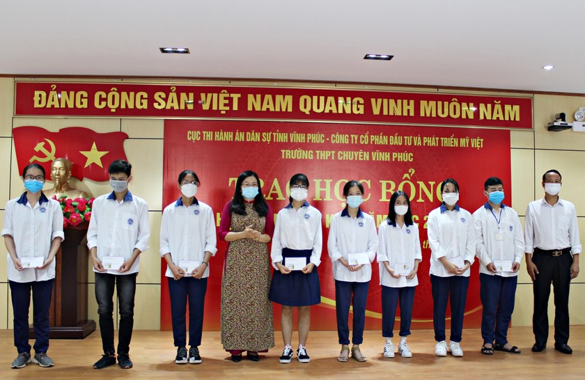 Đồng chí Nguyễn Thị Kim Yến – Cục trưởng Cục THADS tỉnh cùng Ông Nguyễn Minh Phương trao học bổng cho các học sinh có hoàn cảnh khó khăn, vượt khó.