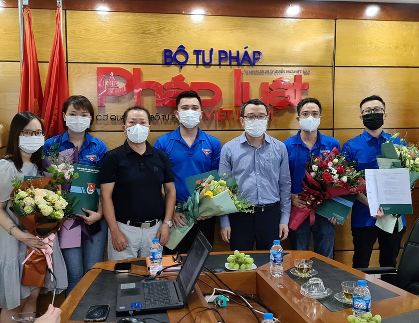 Trao Quyết định nâng cấp Đoàn cơ sở Báo Pháp luật Việt Nam