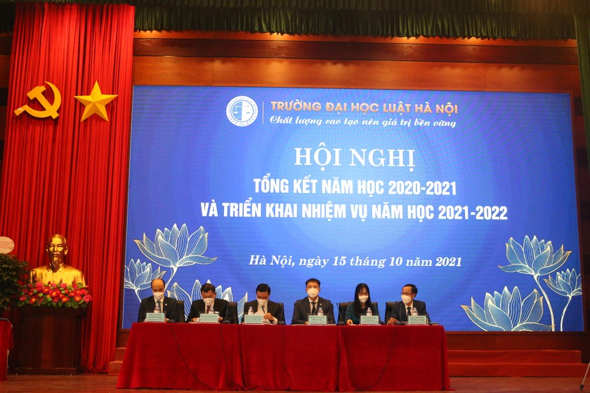 Trường Đại học Luật Hà Nội tổng kết năm học 2020 – 2021 và triển khai nhiệm vụ năm học 2021 – 2022.