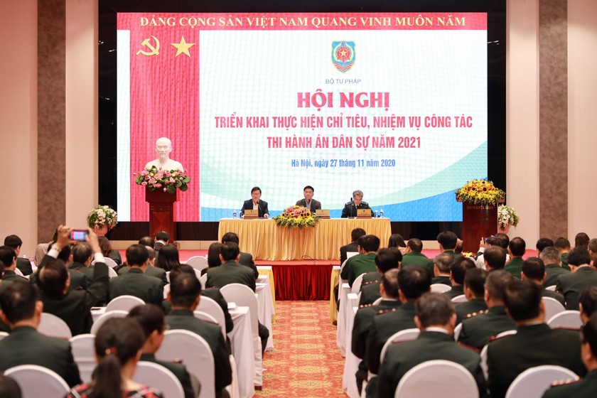 Bộ trưởng Lê Thành Long, Thứ trưởng Mai Lương Khôi và Tổng cục trưởng Tổng cục THADS Nguyễn Quang Thái tại Hội nghị triển khai công tác thi hành án dân sự năm 2021