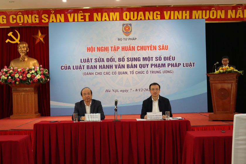 Thứ trưởng Bộ Tư pháp Phan Chí Hiếu và Vụ trưởng Vụ Các vấn đề chung về xây dựng pháp luật Nguyễn Hồng Tuyến chủ trì Hội nghị