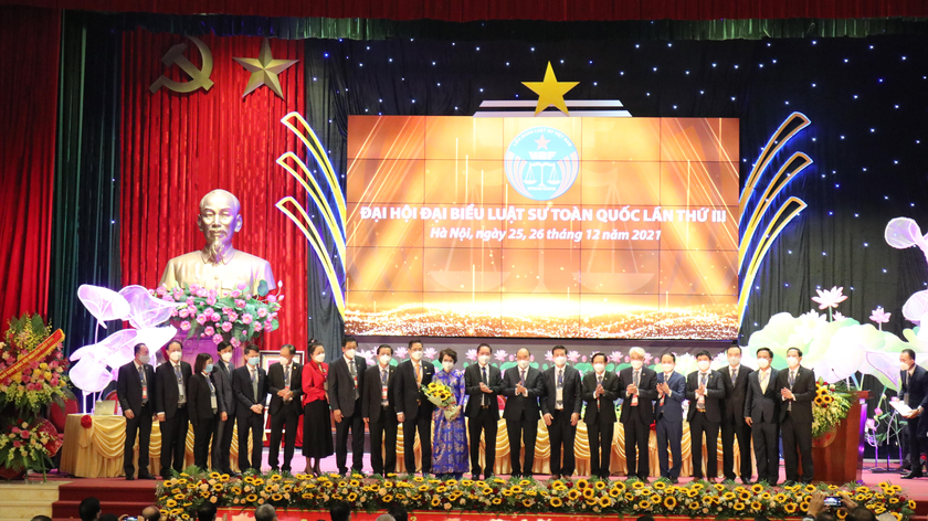 Chủ tịch nước Nguyễn Xuân Phúc chụp ảnh lưu niệm với Ban Thường vụ Liên đoàn Luật sư Việt Nam nhiệm kỳ III