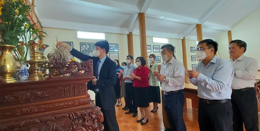 Thứ trưởng Nguyễn Thanh Tịnh cùng Đoàn công tác dâng hương tại Khu di tích