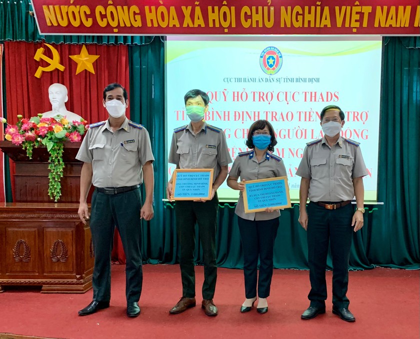 Cục Thi hành án Bình Định trao tiền hỗ trợ cho công chức, người lao động khó khăn