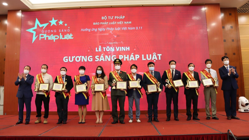Thứ trưởng Nguyễn Thanh Tịnh và Tổng Biên tập Đào Văn Hội trao Giấy chứng nhận của Chương trình cho các Gương sáng Pháp luật 2021.
