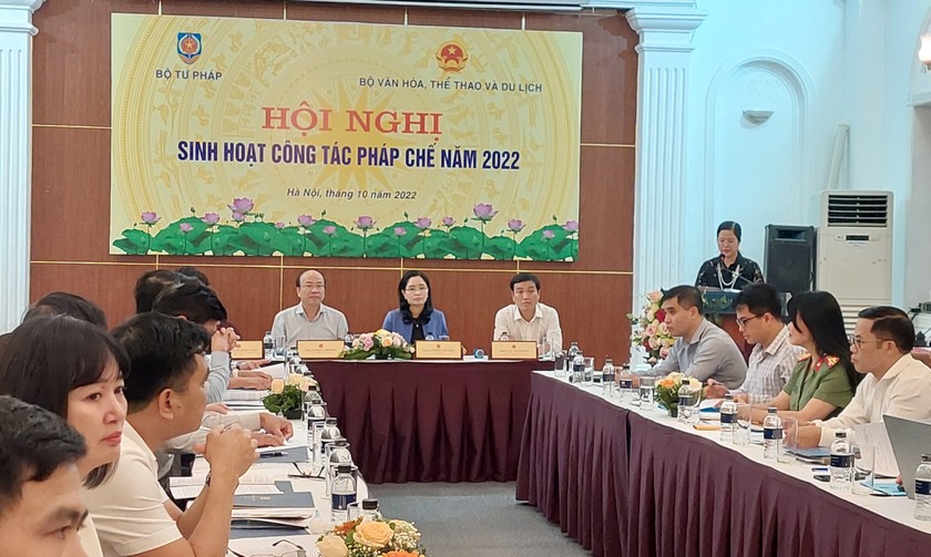 Thứ trưởng Bộ Tư pháp Phan Chí Hiếu và Thứ trưởng Bộ VHTTDL Trịnh Thị Thủy đồng chủ trì Hội nghị.