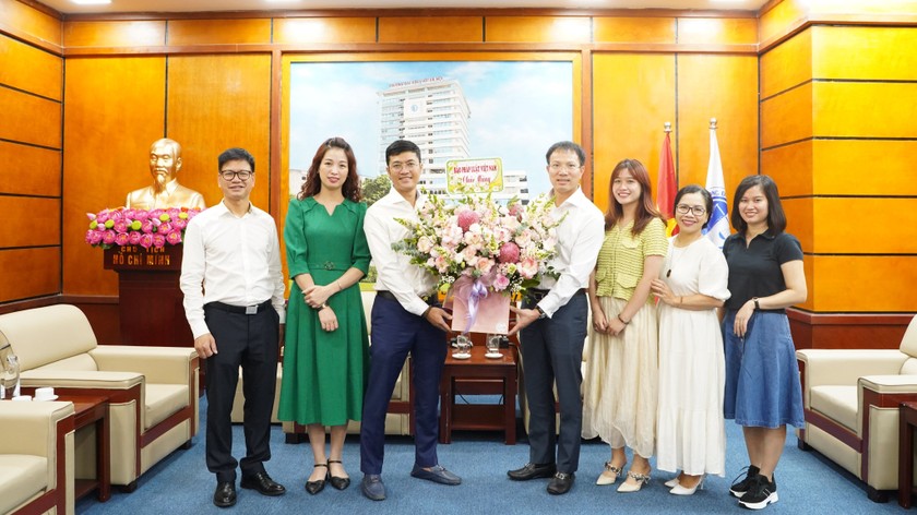 Phó Tổng Biên tập Hà Ánh Bình và Hiệu trưởng Đoàn Trung Kiên trao, nhận lẵng hoa chúc mừng Nhân ngày Nhà giao Việt Nam 20/11.