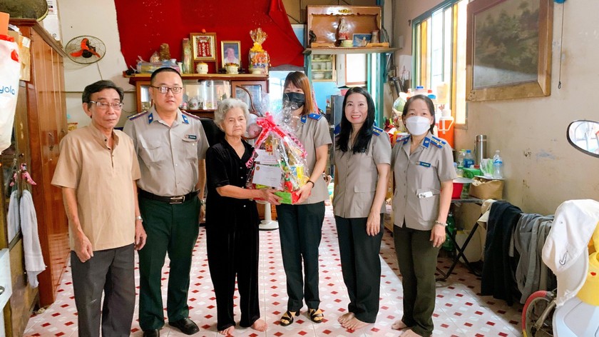 Chi cục THADS quận Tân Bình thăm và tặng quà một số gia đình nhân dịp Tết Nguyên Đán 2023