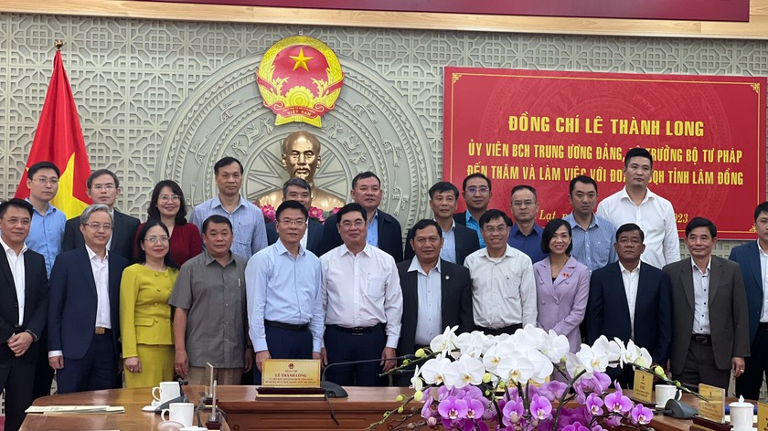 Đoàn công tác Bộ Tư pháp chụp ảnh lưu niệm cùng Đoàn ĐBQH Lâm Đồng. 