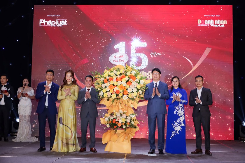 Thứ trưởng Nguyễn Thanh Tịnh tặng hoa chúc mừng Báo PLVN và ấn phẩm DN&PL.