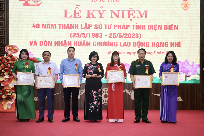 Thứ trưởng Bộ Tư pháp Đặng Hoàng Oanh tặng Huy hiệu vì sự nghiệp xây dựng phát triển tỉnh Điện Biên.