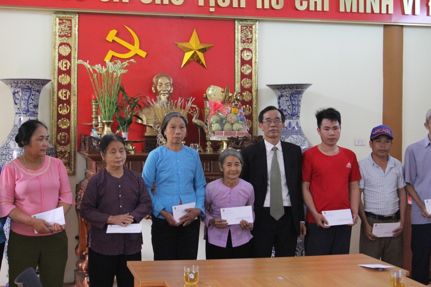 Cục trưởng Nguyễn Văn Bốn tặng quà cho các hộ gia đình có hoàn cảnh khó khăn ở Minh Thanh, Sơn Dương, Tuyên Quang