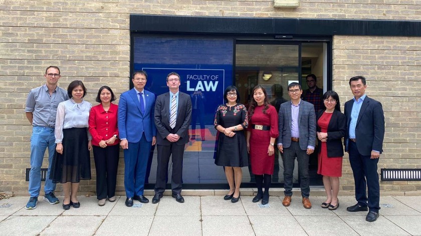Thứ trưởng Bộ Tư pháp Đặng Hoàng Oanh và Đoàn công tác Bộ Tư pháp Việt Nam chụp ảnh lưu niệm với Lãnh đạo Khoa luật, Đại học Oxford.