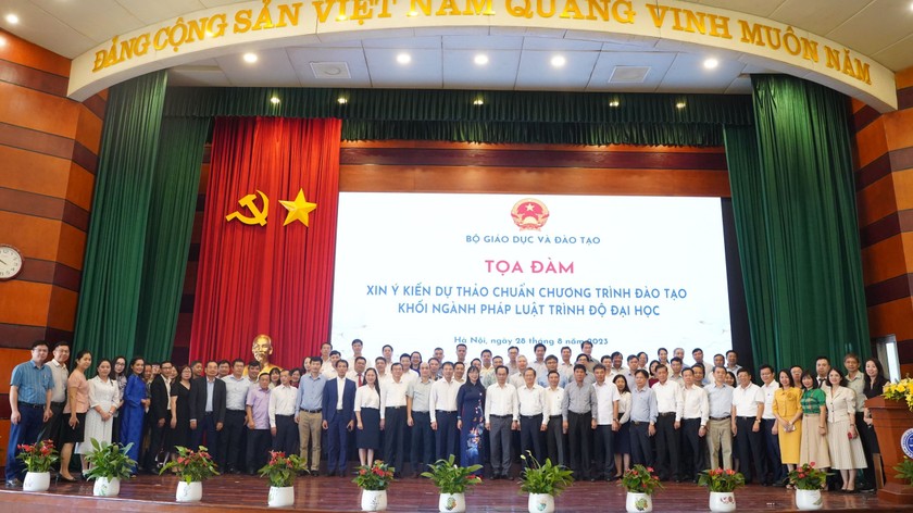 Thứ trưởng Bộ GD&ĐT Hoàng Minh Sơn chụp ảnh lưu niệm cùng Ban Giám hiệu Trường Đại học Luật Hà Nội và các đại biểu, chuyên gia.