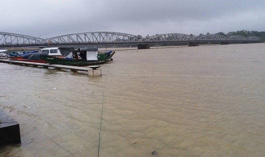 Khu vưc cầu Trường Tiền bị  ngập do nước sông Hương dâng cao