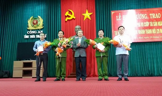 Ông Lê Trường Lưu -  Bí thư tỉnh ủy tỉnh TT. Huế trao thưởng cho các đơn vị