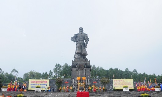 Tượng đài Quang Trung hoàng đế tại núi Bân