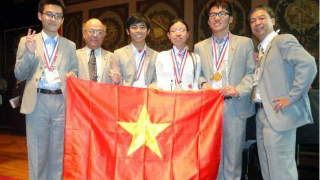 Học sinh Trường THPT Chuyên Trần Phú nhận Huy chương vàng trong Lễ trao giải Olympic Hóa Việt Nam 