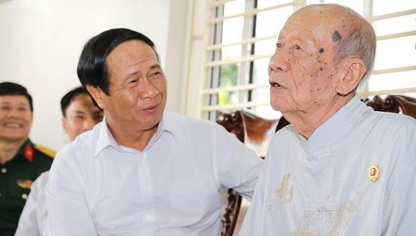 Bí thư Thành ủy Lê Văn Thành thăm hỏi cán bộ tiền khởi nghĩa ở quận Hải An.