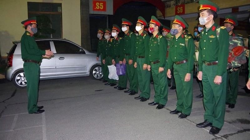 200 cán bộ, chiến sỹ Bộ CHQS TP Hải Phòng ra quân trong đêm 31/3 về các chốt kiểm dịch 