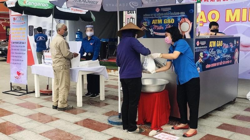 Cây ATM gạo đầu tiên tại Hải Phòng đã được bấm nút, tuôn chảy những hạt gạo nghĩa tình để hỗ trợ người nghèo vượt qua khó khăn  