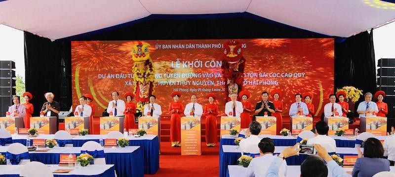 Thủ tướng Chính phủ Nguyễn Xuân Phúc cùng các đại biểu lãnh đạo Trung ương và thành phố bấm nút khởi công Dự án.