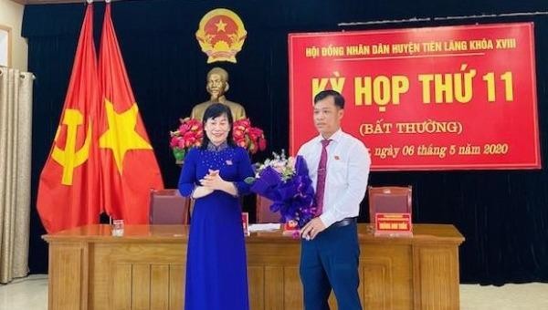 Chủ tịch HĐND huyện Tiên Lãng tặng hoa chúc mừng tân Chủ tịch UBND huyện Tiên Lãng Lương Văn Công.
