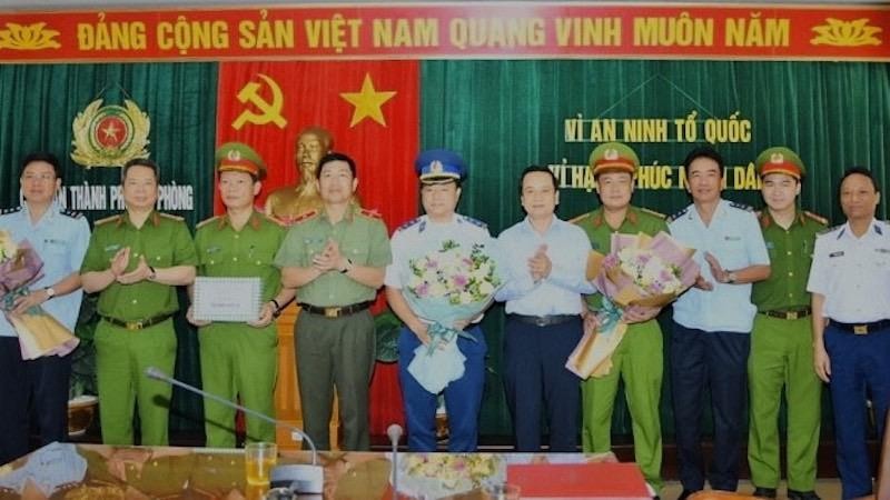 Phó Chủ tịch UBND TP Nguyễn Văn Thành khen thưởng tập thể có thành tích xuất sắc.