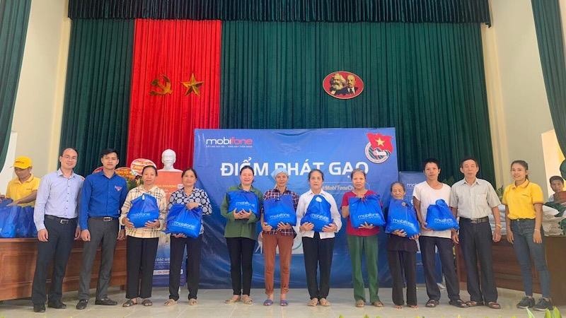 Ông Lê Văn Hinh- Giám đốc MobiFone Hải Phòng - cùng cán bộ nhân viên MobiFone trao quà tại huyện Vĩnh Bảo.