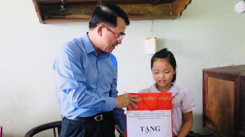 Phó Chủ tịch UBND TP Lê Khắc Nam thăm và tặng quà cho trẻ em nhân ngày 1/6