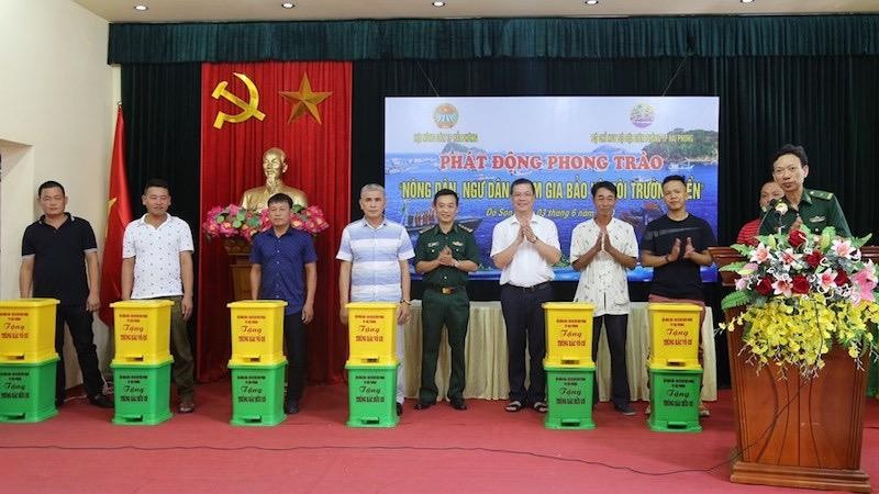 Chủ tịch Hội Nông dân TP Đỗ Đức Hòa tặng thùng rác cho ngư dân