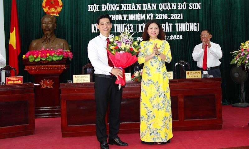 Bí thư Quận ủy, Chủ tịch HĐND quận Đồ Sơn Bùi Thị Hồng Vân tặng hoa chúc mừng tân Phó Chủ tịch UBND quận.