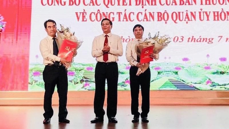 Chủ tịch UBND TP Nguyễn Văn Tùng trao Quyết định và tặng hoa chúc mừng các đồng chí Dương Đình Ổn và Nguyễn Minh Tuấn.