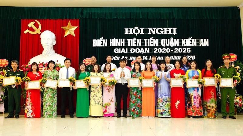 UBND quận Kiến An tặng giấy khen cho các tập thể có thành tích xuất sắc