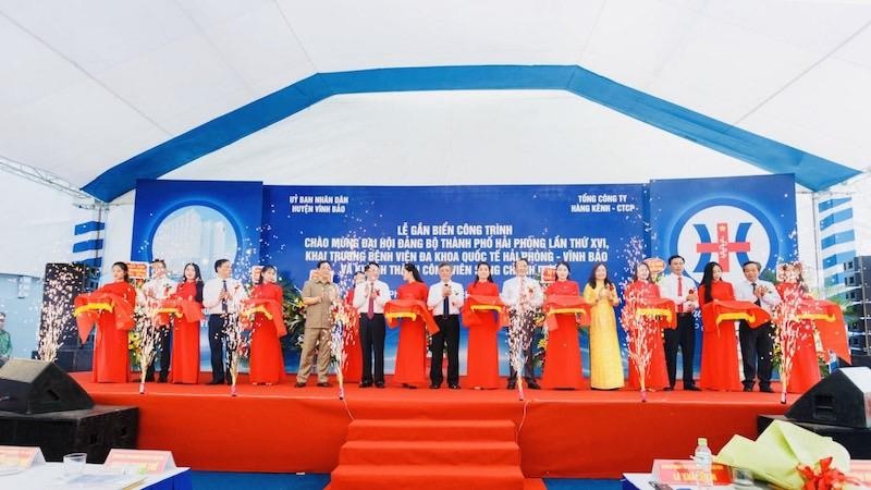 Các đại biểu cắt băng khai trương Bệnh viện đa khoa quốc tế Hải Phòng-Vĩnh Bảo và khánh thành công viên sông Chanh Dương (huyện Vĩnh Bảo). 