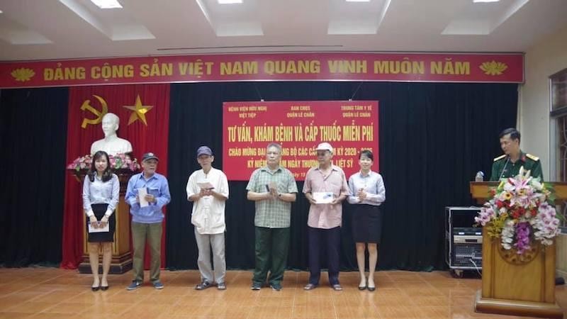 Ngân hàng MBBank chi nhánh Nam Hải Phòng trao 15 suất quà cho các đối tượng chính sách trên địa bàn quận Lê Chân