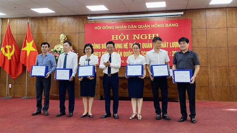 Lãnh đạo quận Hồng Bàng bàn giao tài liệu áp dụng hệ thống QLCL theo TCVN 9001:2015.