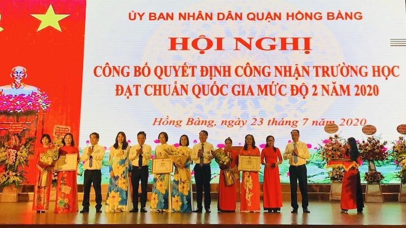 Phó Chủ tịch UBND TP Lê Khắc Nam cùng Giám đốc Sở GD&ĐT và lãnh đạo quận Hồng Bàng trao Quyết định công nhận đạt chuẩn Quốc gia mức độ 2 cho 3 trường trên địa bàn quận.
