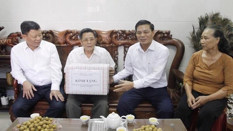 Chủ tịch UBND TP Nguyễn Văn Tùng thăm và tặng quà gia đình ông Phạm Văn Minh
