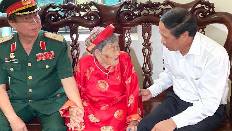 Bí thư Thành ủy ân cần thăm hỏi Mẹ Việt Nam Anh hùng Nguyễn Thị Bé 