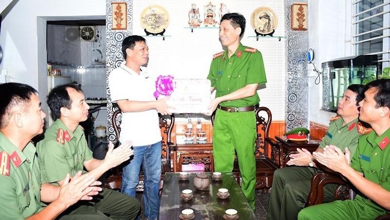 Đại tá Phạm Viết Dũng, Phó Giám đốc Công an TP tặng quà gia đình liệt sỹ Nguyễn Hồng Quân