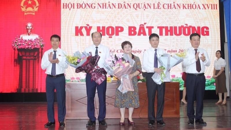 Lãnh đạo quận Lê Chân trao Quyết định và tặng hoa chúc mừng các đồng chí trên cương vị mới