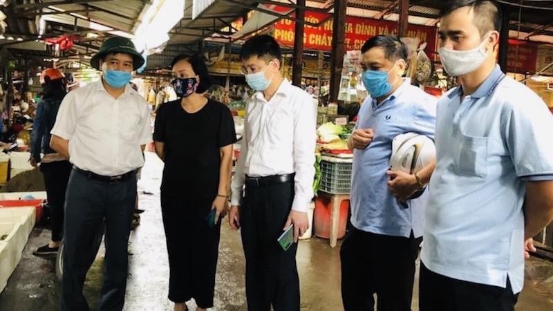 Lãnh đạo quận Lê Chân kiểm tra công tác phòng chống dịch tại chợ Đôn Niệm, phường Nghĩa Xá