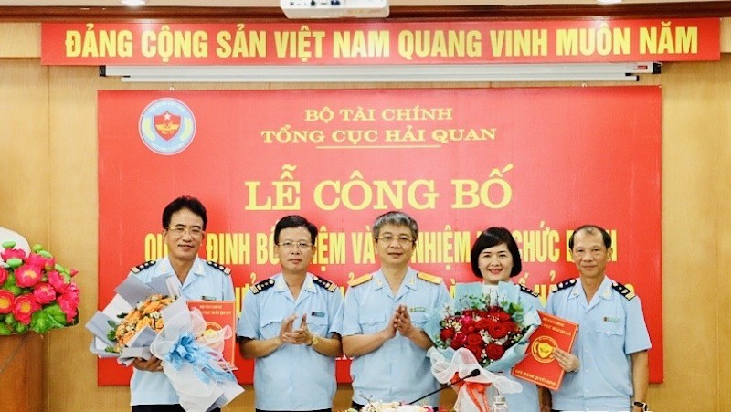Phó Tổng cục trưởng Mai Xuân Thành trao quyết định và tặng hoa cho các các bộ được bổ nhiệm.