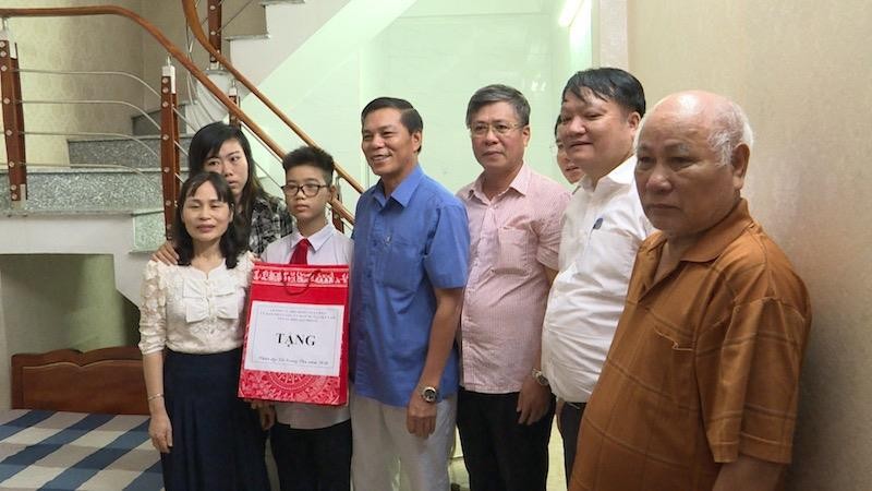 Chủ tịch UBND TP Nguyễn Văn Tùng tặng quà em Lê Đăng Sơn.